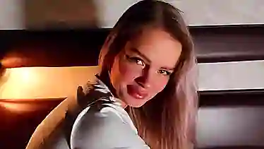 Кокетка в розовом виляет попкой, стонет от члена в пизде и сперму на попку получает