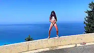 Писсинг видео во время отпуска на пляже с голой русской зассыхой и иностранцем