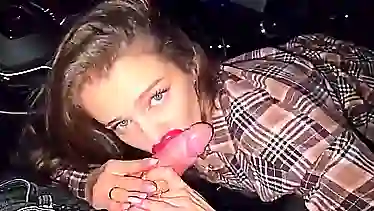 Давай отсосу, а ты денег не возьмешь! Студентка делает минет таксисту