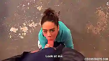 Чешский пикапер встретил эбони студентку и пригласил для порно съёмок красавицу