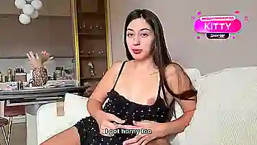 Я тоже возбудилась и хочу секса — сестра брата дрочуна не против секса на диване