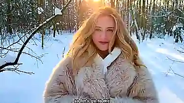 Напоил горячим чаем и трахнул молодую блондиночку, что потерялась в лесу